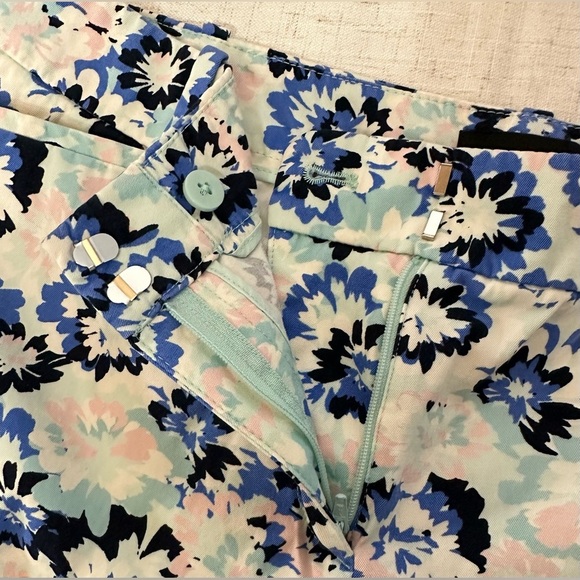 Talbots Floral Women Shorts - Blue and Cream🌴☀️ - Picture 2 of 12